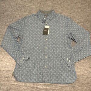 Van Heusen Men’s dress shirt L Slim fit, Never Tuck Length, captains blue